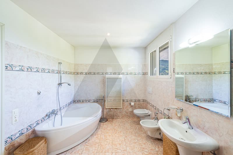 ELEGANTE PROPRIETÀ CON VISTA LAGO E SPIAGGIA PRIVATA (7)