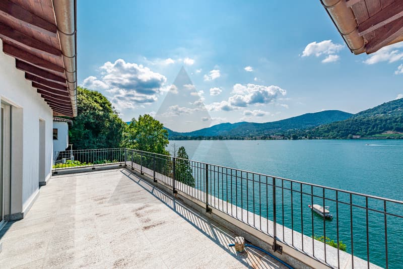 ELEGANTE PROPRIETÀ CON VISTA LAGO E SPIAGGIA PRIVATA (2)