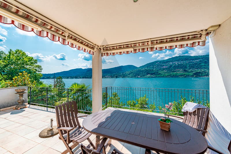 ELEGANTE PROPRIETÀ CON VISTA LAGO E SPIAGGIA PRIVATA (3)