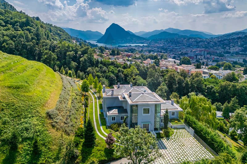 ESCLUSIVA PROPRIETÀ CON GRANDE TERRENO (2)