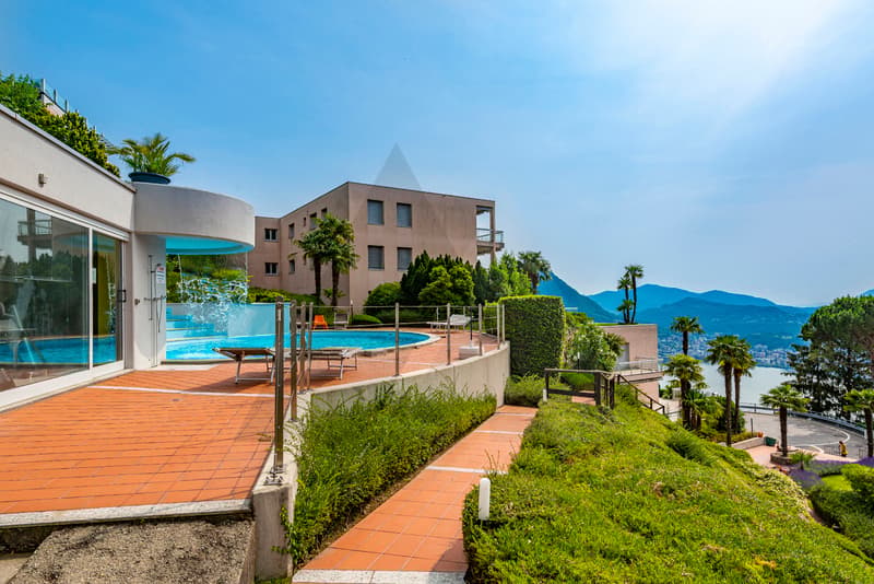 APPARTAMENTO CON GIARDINO PRIVATO E PISCINA CONDOMINIALE (2)
