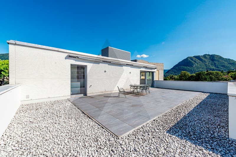 MODERNO ATTICO IN POSIZIONE CENTRALE CON GRANDE TERRAZZA (3)