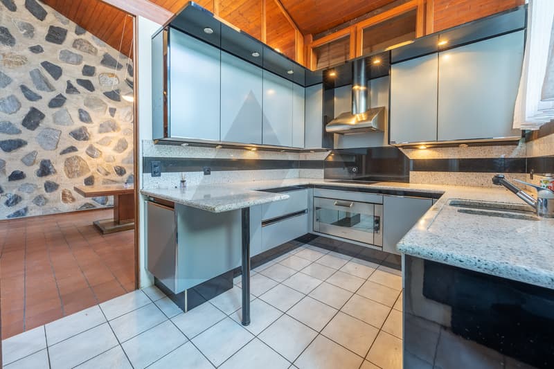 VILLA VISTA LAGO CON IMPORTANTI POSSIBILITÀ DI SVILUPPO (5)