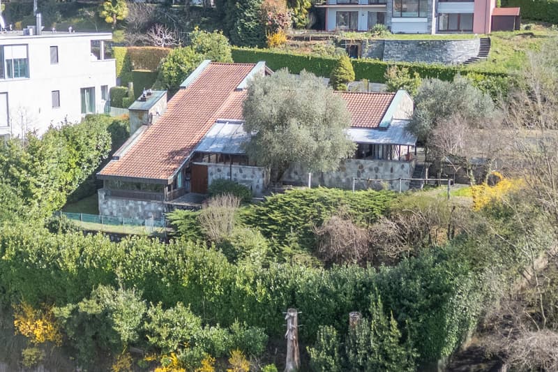 VILLA VISTA LAGO CON IMPORTANTI POSSIBILITÀ DI SVILUPPO (2)