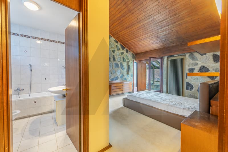 VILLA VISTA LAGO CON IMPORTANTI POSSIBILITÀ DI SVILUPPO (12)
