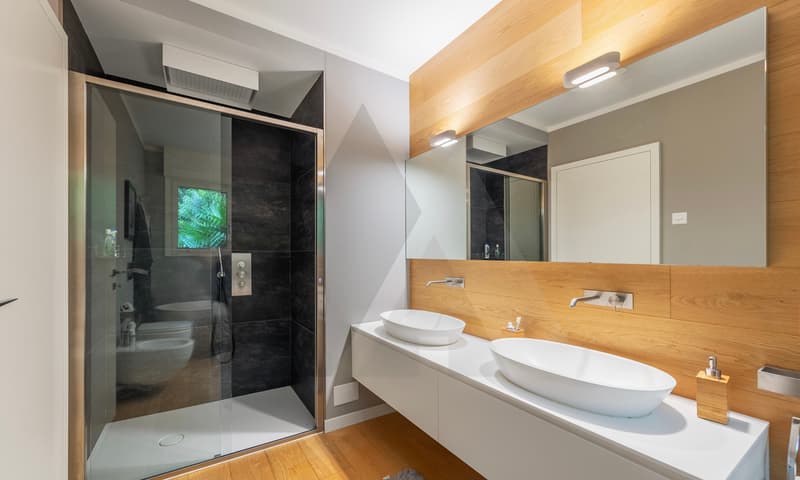 MODERNA VILLA CON AREA WELLNESS E ARREDI DI DESIGN (11)
