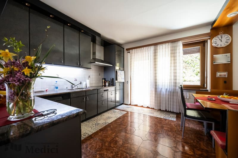 VILLA CON PISCINA E AMPIO GIARDINO CON GRANDE POTENZIALE E POSSIBILITÁ DI AMPLIAMENTO (11)