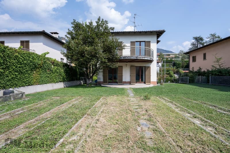 CASA UNIFAMILIARE CON GRANDE GIARDINO (13)