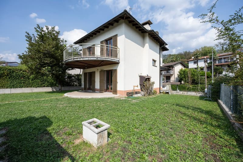 CASA UNIFAMILIARE CON GRANDE GIARDINO (2)