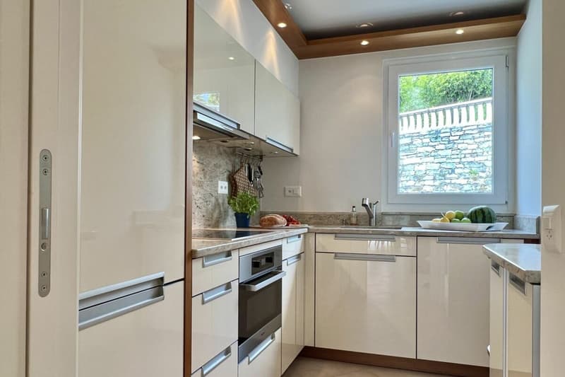 Charme di un appartamento di 3,5 locali con vista parziale sul lago e piscina coperta comune (26)