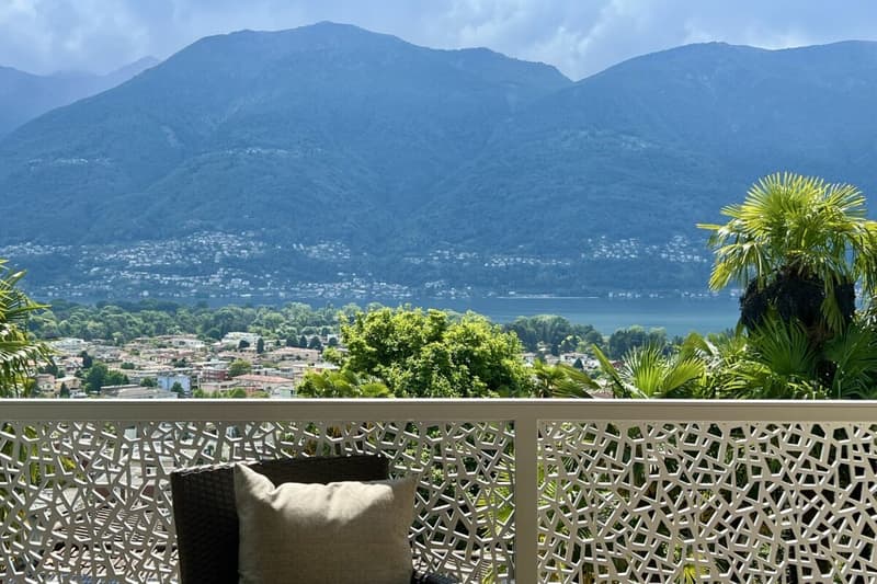 Charme di un appartamento di 3,5 locali con vista parziale sul lago e piscina coperta comune (2)