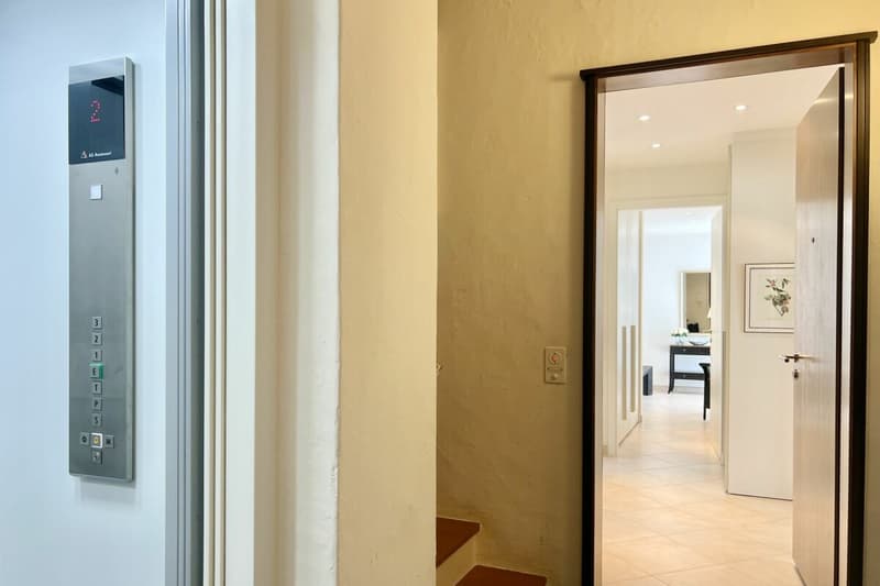 Charme di un appartamento di 3,5 locali con vista parziale sul lago e piscina coperta comune (18)