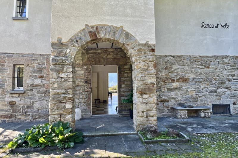 Maison de maître avec grand jardin et vue sur le lac à 180° (56)