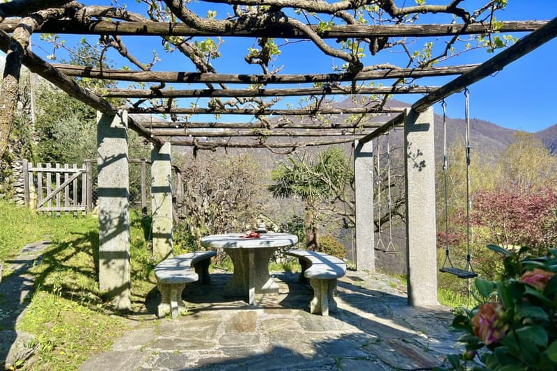 Schönes Einfamilienhaus in herrlicher Sonnenlage mit grossem Garten, eigenem Weinberg und Lift (49)