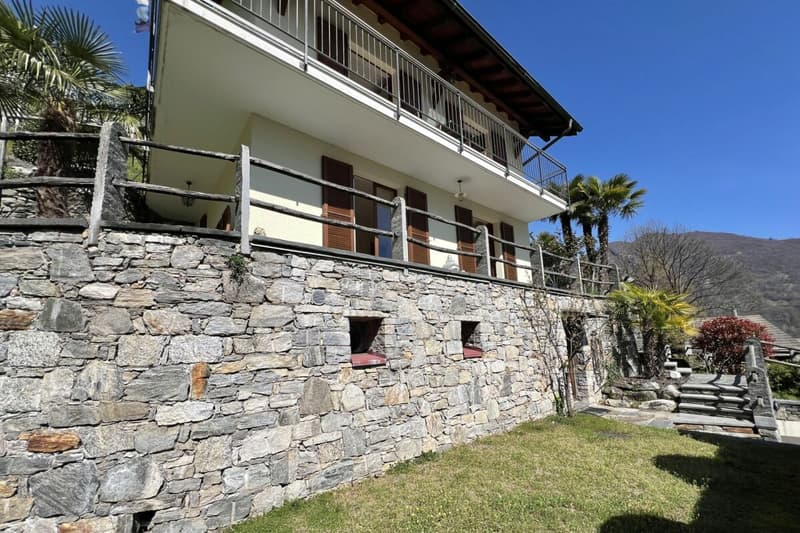 Schönes Einfamilienhaus in herrlicher Sonnenlage mit grossem Garten, eigenem Weinberg und Lift (59)