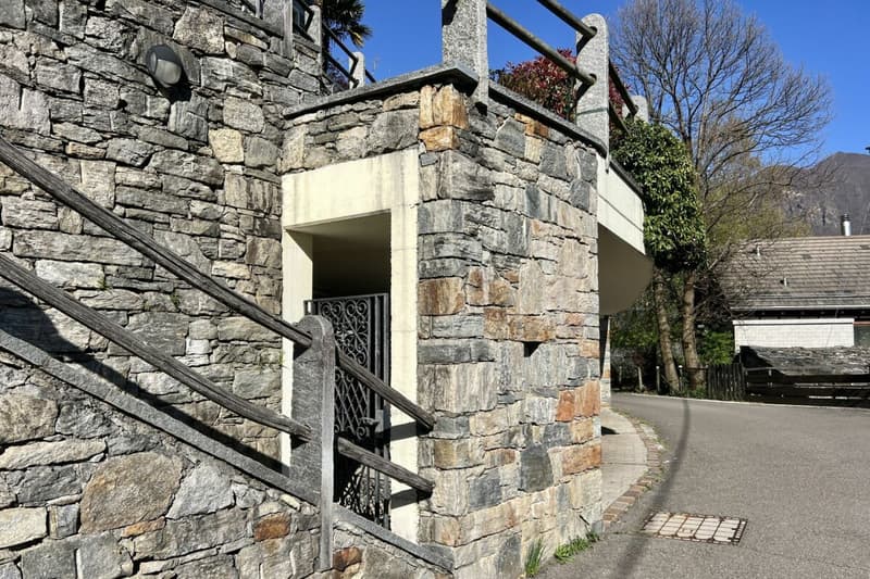 Schönes Einfamilienhaus in herrlicher Sonnenlage mit grossem Garten, eigenem Weinberg und Lift (68)