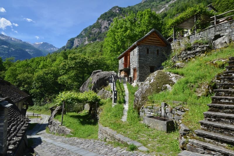 Bellissimo Rustico riattato immerso nel verde (34)