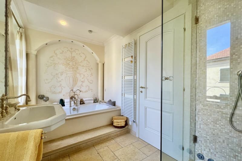 ITALY / Lake di Lugano - Two-bedroom duplex residence with panoramic views over Lake Lugano (16)