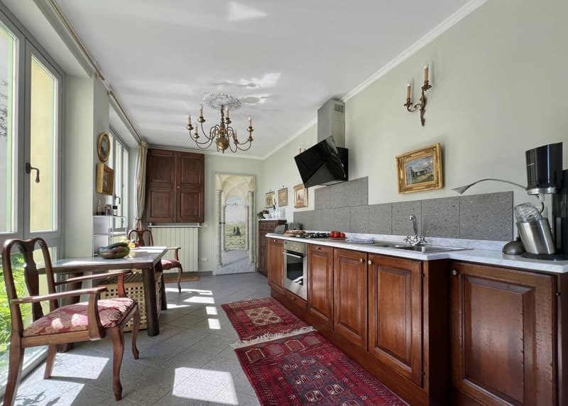 A spacious two-room flat in a refurbished building, situated in a beautiful, sunny location in Viconago-Cadegliano (26)