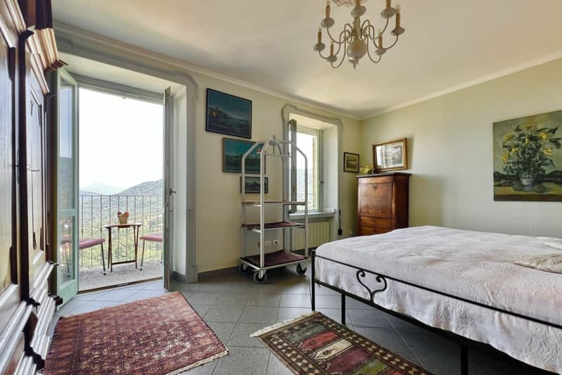 A spacious two-room flat in a refurbished building, situated in a beautiful, sunny location in Viconago-Cadegliano (17)