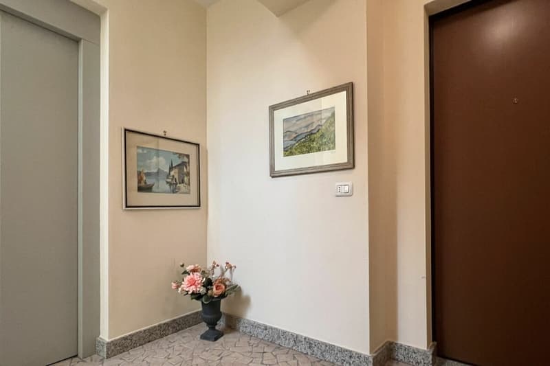 A spacious two-room flat in a refurbished building, situated in a beautiful, sunny location in Viconago-Cadegliano (30)
