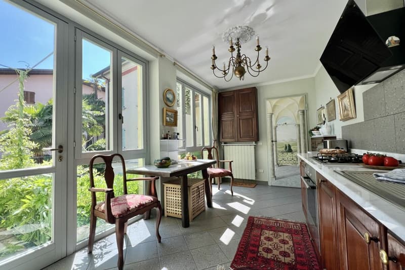 A spacious two-room flat in a refurbished building, situated in a beautiful, sunny location in Viconago-Cadegliano (5)