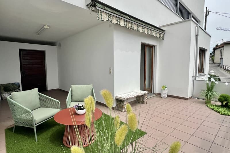 4,5 Zi. Wohnung in Zweifamilienhaus mit 180° Seesicht, grosser Sonnenterrasse & eigenem Garten (12)