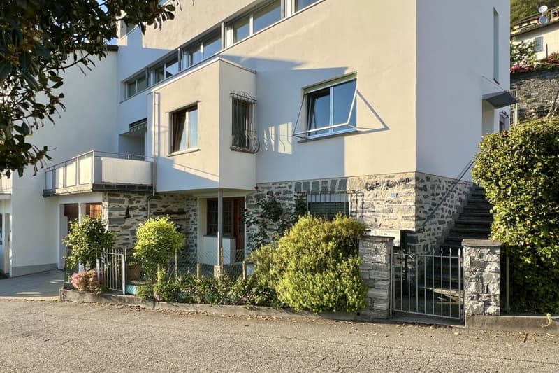 4,5 Zi. Wohnung in Zweifamilienhaus mit 180° Seesicht, grosser Sonnenterrasse & eigenem Garten (29)