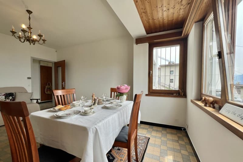 4,5 Zi. Wohnung in Zweifamilienhaus mit 180° Seesicht, grosser Sonnenterrasse & eigenem Garten (23)