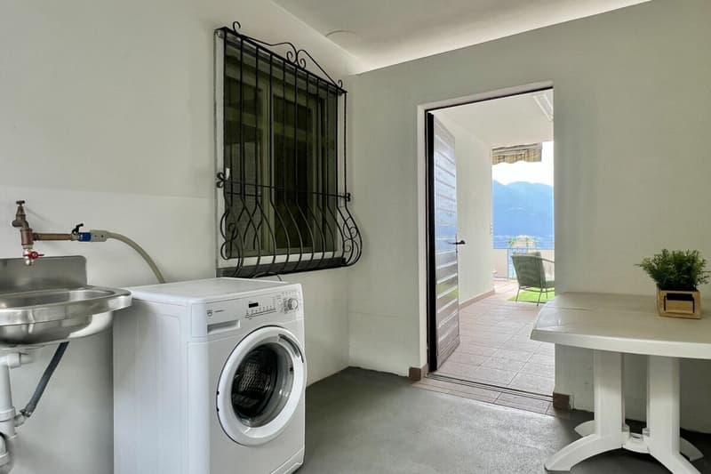 4,5 Zi. Wohnung in Zweifamilienhaus mit 180° Seesicht, grosser Sonnenterrasse & eigenem Garten (9)