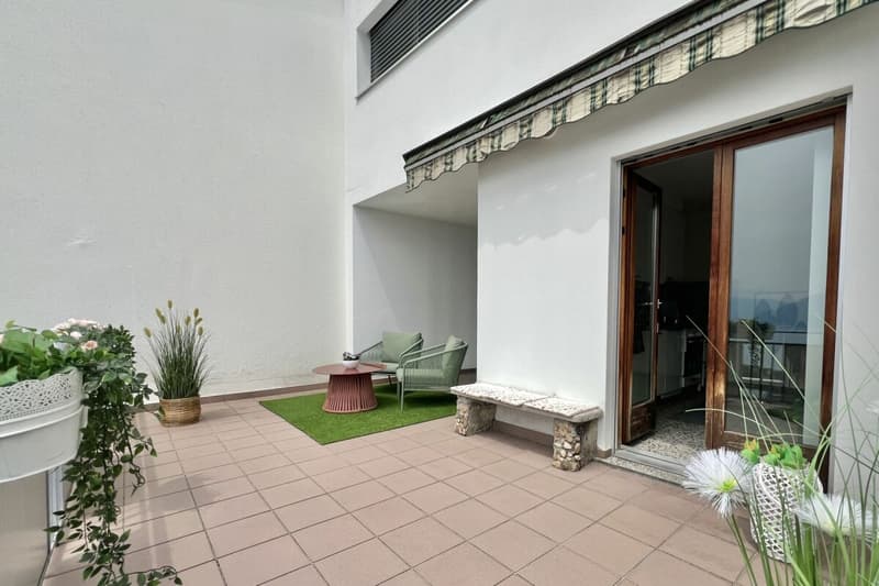 4,5 Zi. Wohnung in Zweifamilienhaus mit 180° Seesicht, grosser Sonnenterrasse & eigenem Garten (8)