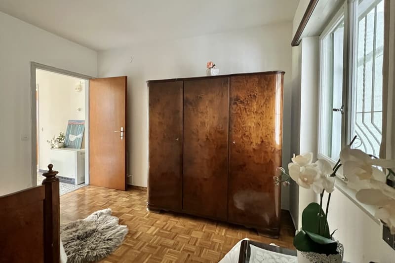 4,5 Zi. Wohnung in Zweifamilienhaus mit 180° Seesicht, grosser Sonnenterrasse & eigenem Garten (22)