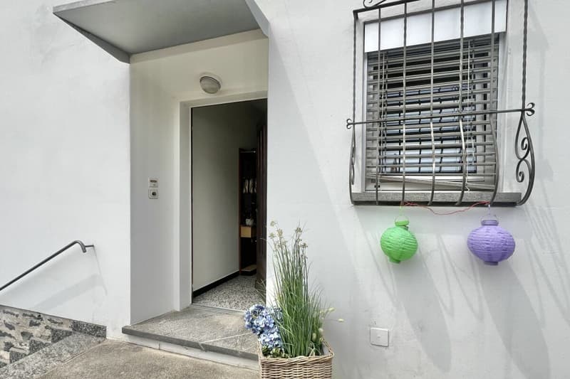 4,5 Zi. Wohnung in Zweifamilienhaus mit 180° Seesicht, grosser Sonnenterrasse & eigenem Garten (14)