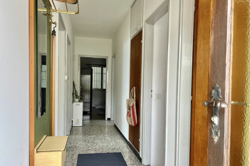 4,5 Zi. Wohnung in Zweifamilienhaus mit 180° Seesicht, grosser Sonnenterrasse & eigenem Garten (15)