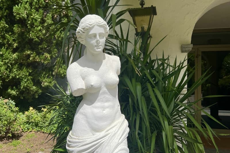 Elegante Ferienwohnung mit grosser Terrasse, Gemeinschaftspool und direktem Seezugang (30)