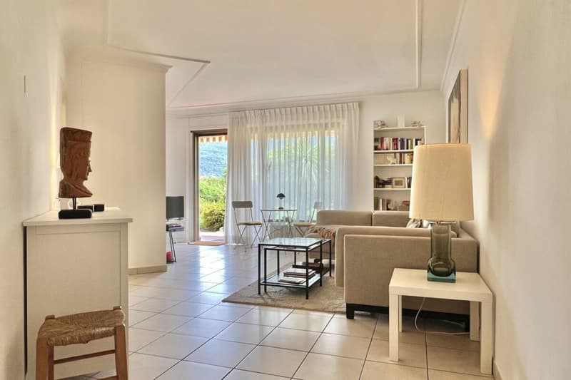 Elegante Ferienwohnung mit grosser Terrasse, Gemeinschaftspool und direktem Seezugang (16)