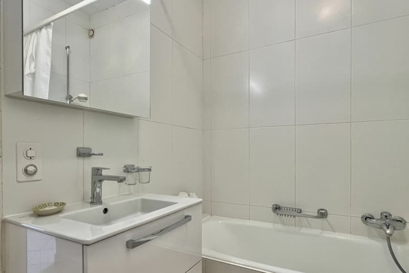 Elegante Ferienwohnung mit grosser Terrasse, Gemeinschaftspool und direktem Seezugang (19)