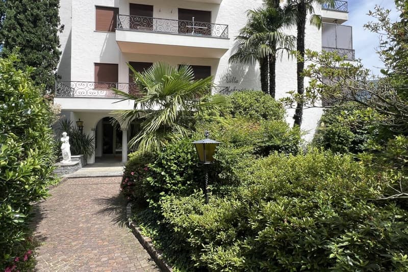 Elegante Ferienwohnung mit grosser Terrasse, Gemeinschaftspool und direktem Seezugang (13)