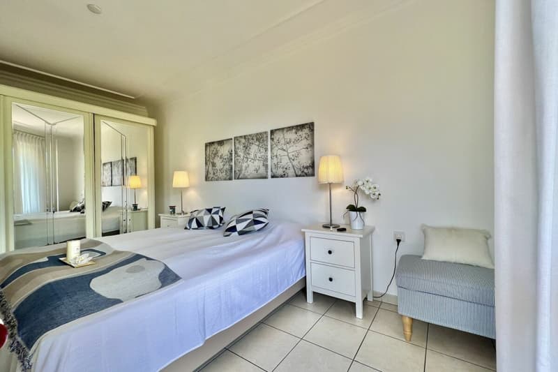 Elegante Ferienwohnung mit grosser Terrasse, Gemeinschaftspool und direktem Seezugang (6)