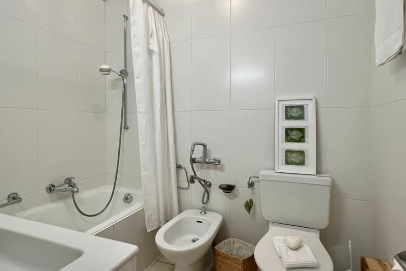 Elegante Ferienwohnung mit grosser Terrasse, Gemeinschaftspool und direktem Seezugang (18)