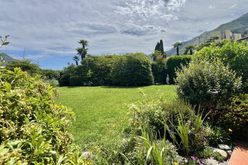 Elegante Ferienwohnung mit grosser Terrasse, Gemeinschaftspool und direktem Seezugang (28)