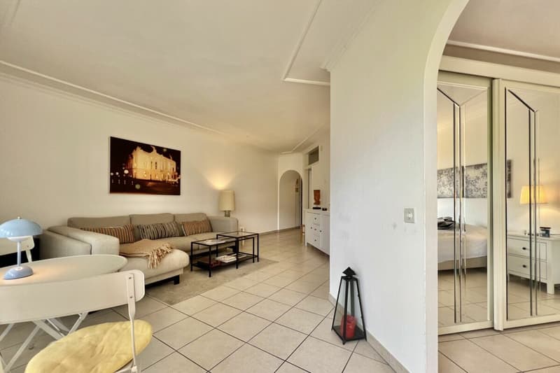 Elegante Ferienwohnung mit grosser Terrasse, Gemeinschaftspool und direktem Seezugang (23)