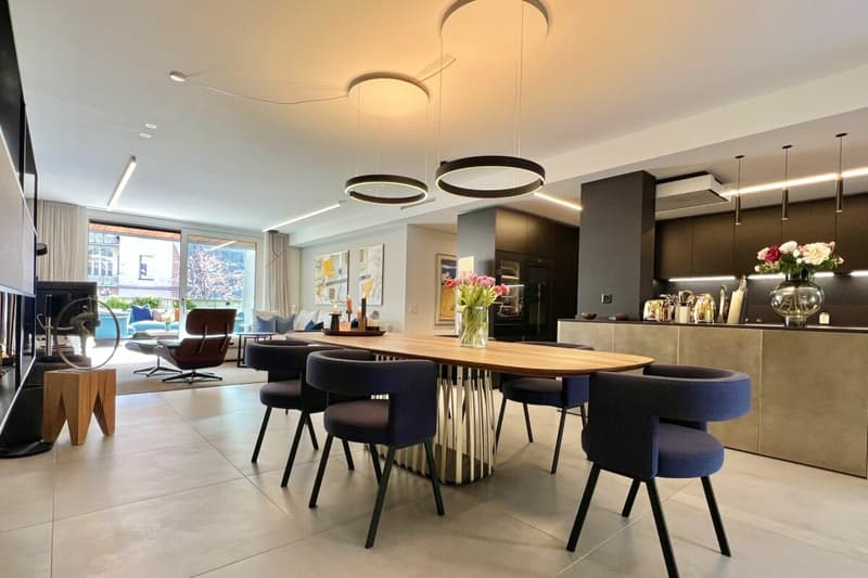 Die grosszügige und elegante Stadtwohnung ebenerdig mit Outdoorkitchen und Lounge Terrasse im gepflegten Garten