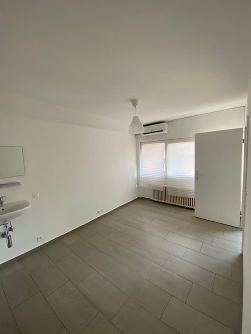 AFFITTASI LOCALE PER CENTRO ESTETICO/UFFICIO/PARRUCCHIERA/FISIOTERAPISTA (1)