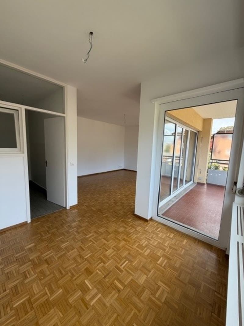 empty room, wooden floor, white walls, sliding glass door, balcony