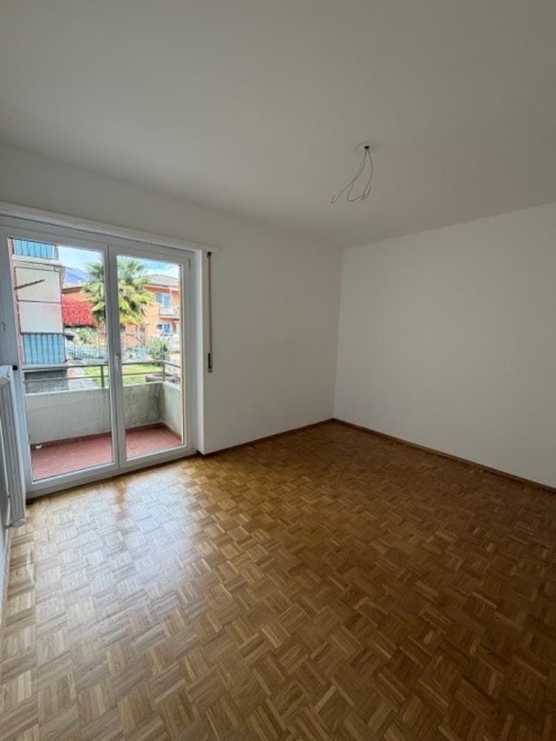 empty room, wooden floor, sliding glass door, balcony, white walls
