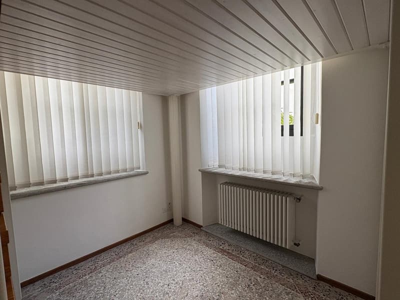 empty room, white walls, windows with blinds, floor heating