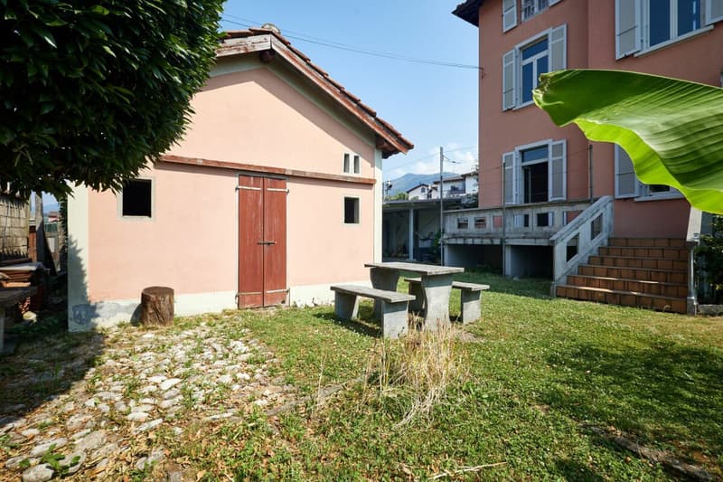Villa stile Liberty con giardino e tre unità abitative - ideale anche come investimento (2)