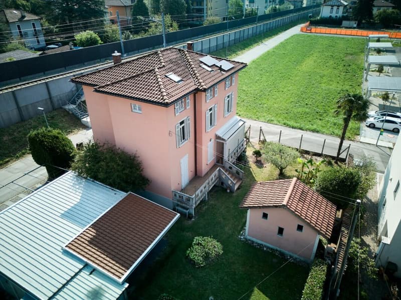 Villa stile Liberty con giardino e tre unità abitative - ideale anche come investimento (17)