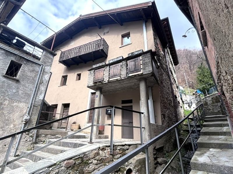 Rustica casa in pietra nel nucleo del paese (2)